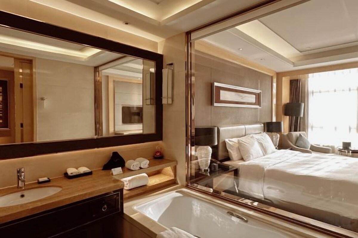 1 bedroom, premium bedding, minibar, in-room safe