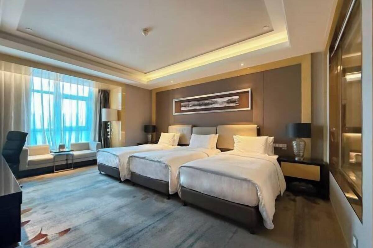 1 makuuhuone, ylelliset vuodevaatteet, minibaari, tallelokero huoneessa