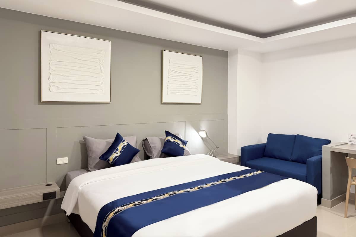 Deluxe kamer | Een minibar, een bureau, een laptopwerkplek, gratis wifi