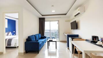 Suíte júnior | Área de estar | TV de tela plana 22 polegadas com canais a cabo, TV