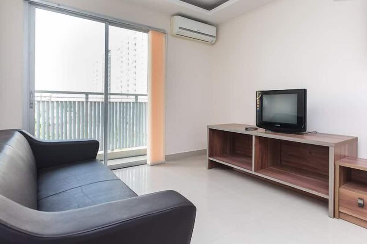 Executive Suite | Living area | 22-inch flat-screen TV with cable channels, TV