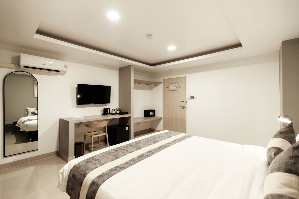 Een minibar, een bureau, een laptopwerkplek, gratis wifi