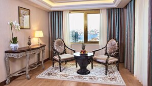 A room with a view of the city, a round table with chairs, a lamp, and a decorative vase. - Euro Stars Hotel Old City (Istanbul)