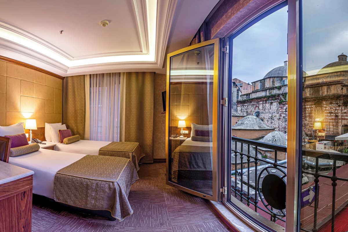Connection Family Room | Premium bedding, minibar, in-room safe, desk