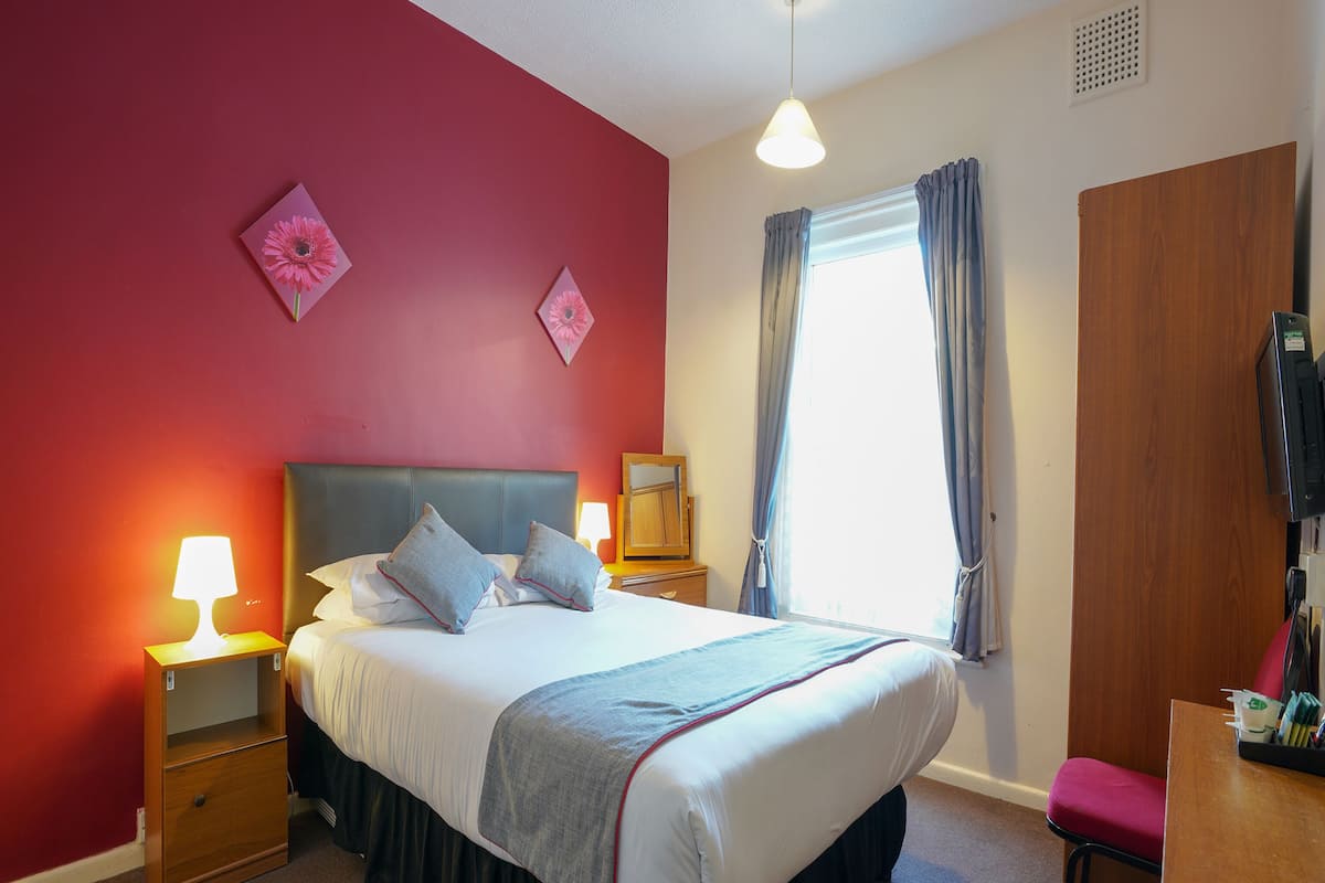 1 bedroom, bed sheets
