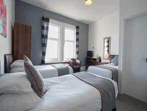 Superior Triple Room, 3 Twin Beds | Bed sheets - OYO Shanklin Beach Hotel (Shanklin)