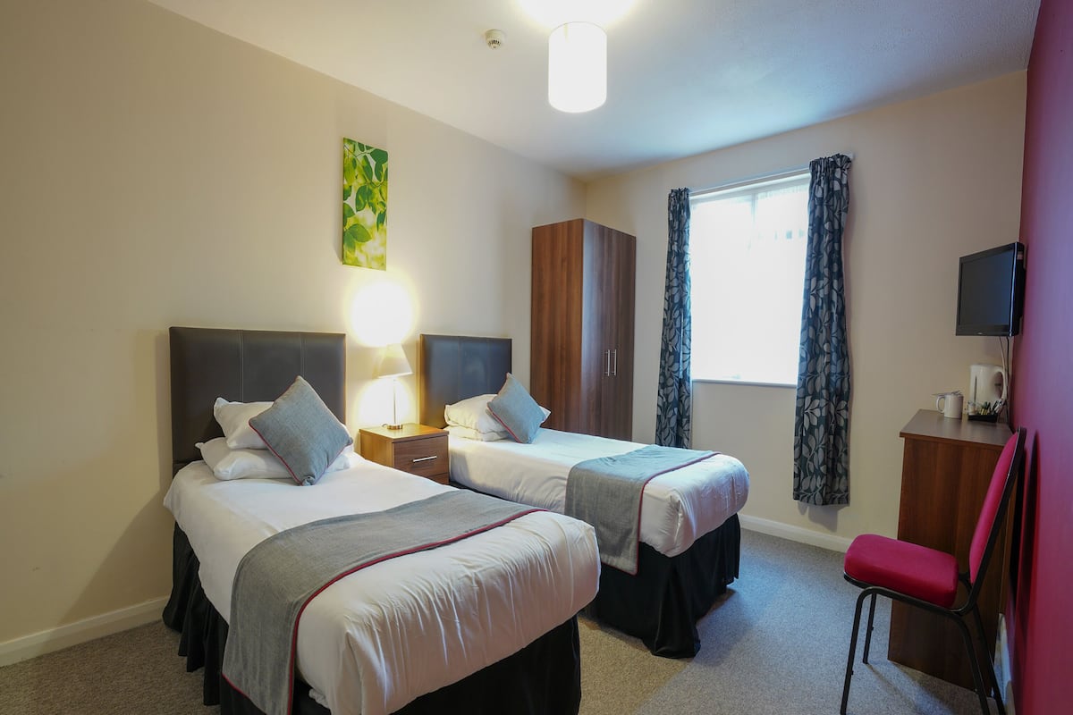 Standard Twin Room, 2 Single Beds | 1 bedroom, bed sheets