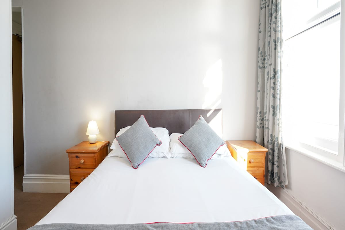 1 bedroom, bed sheets