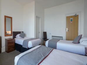 高级三人房, 3 张单人床 | 1 多间卧室、床单