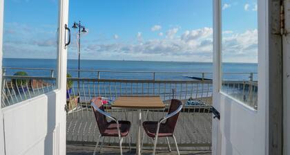 OYO Shanklin Beach Hotel