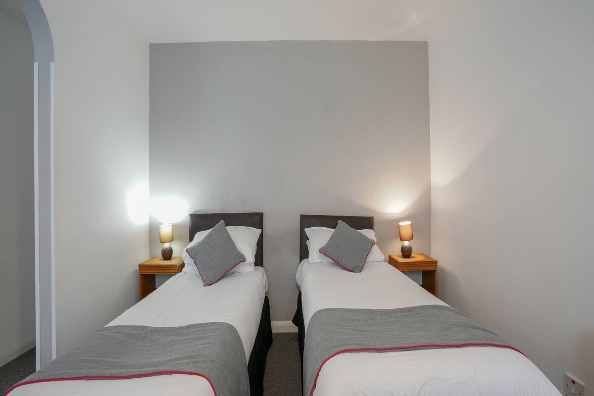 Deluxe Quadruple Room, Multiple Beds | Bed sheets