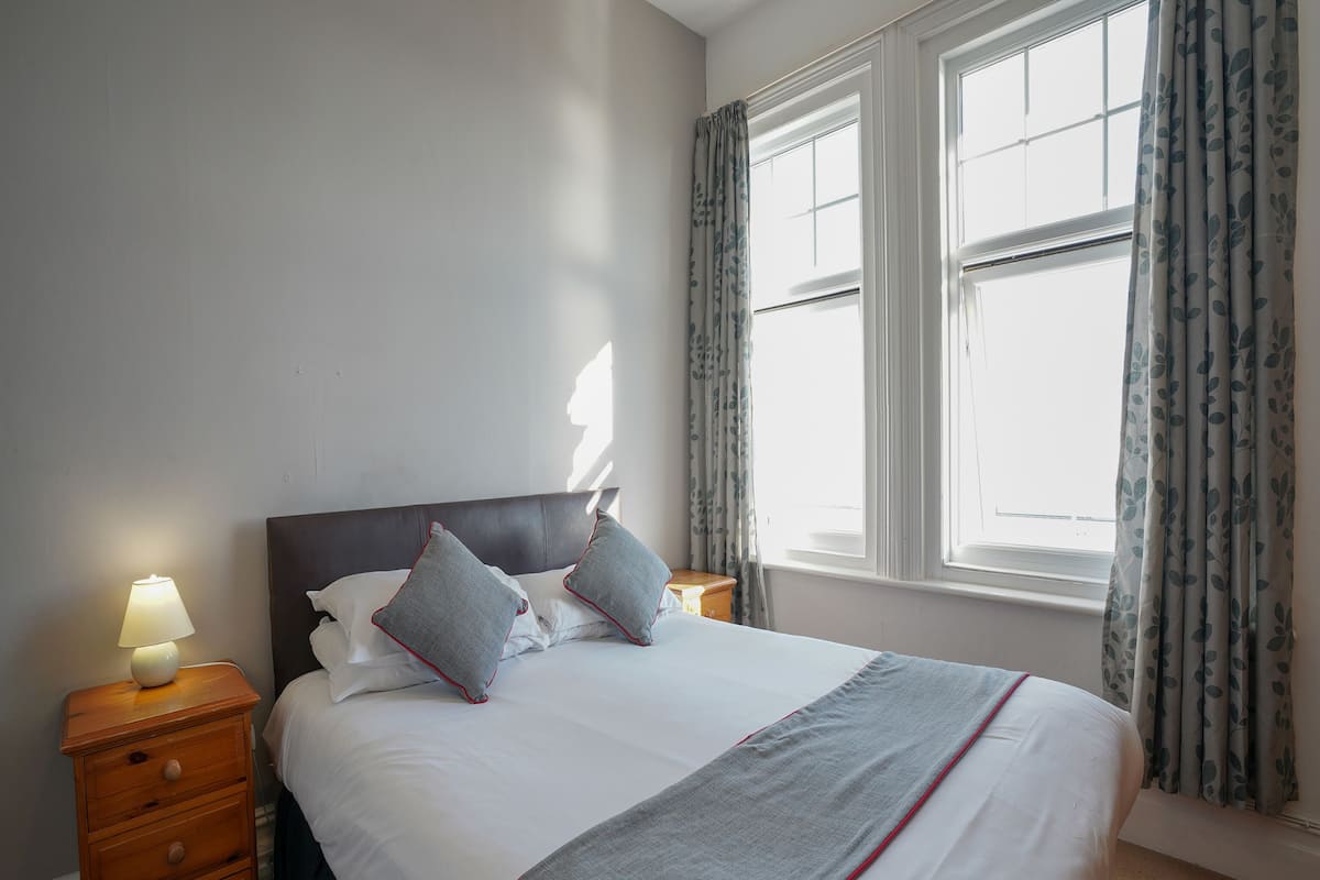 1 bedroom, bed sheets