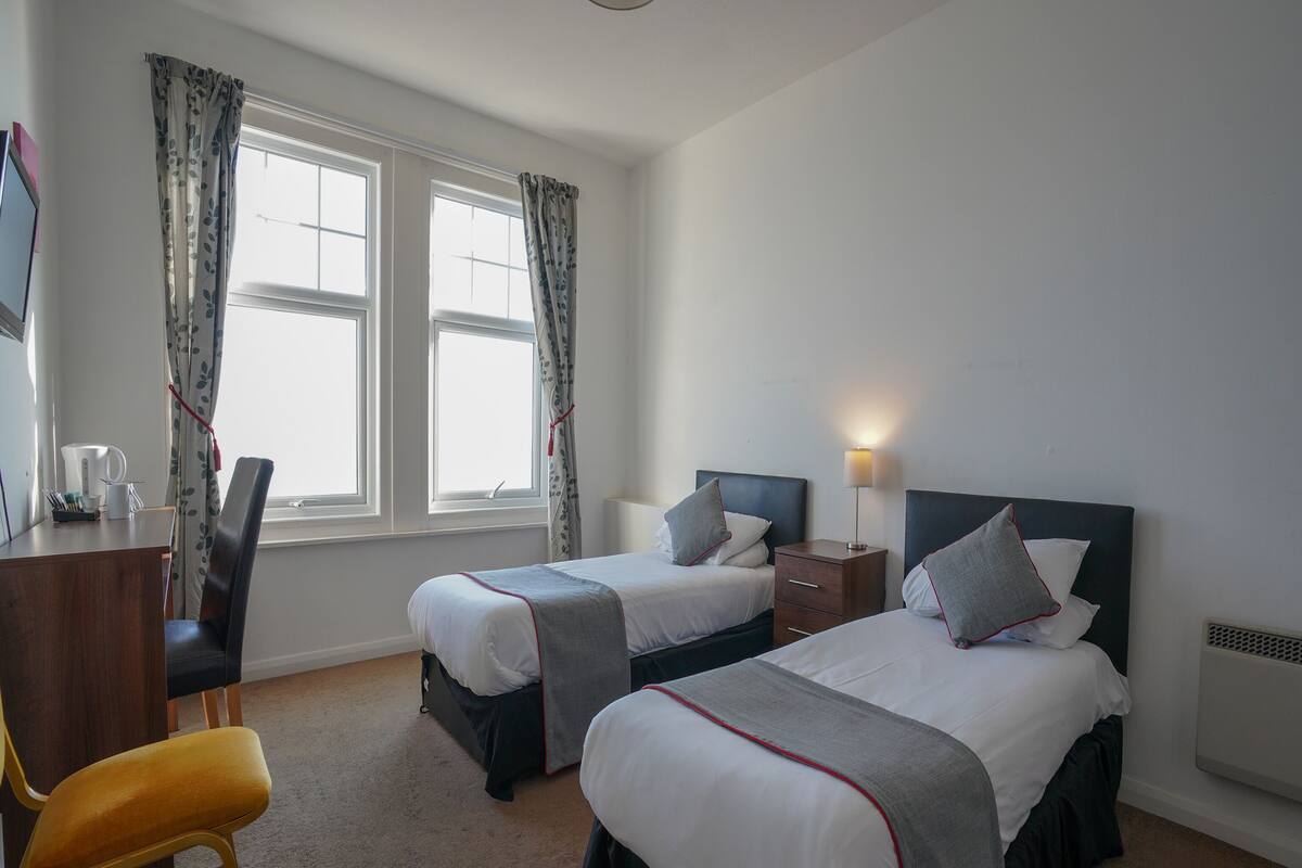Deluxe Twin Room, 2 Twin Beds | Bed sheets