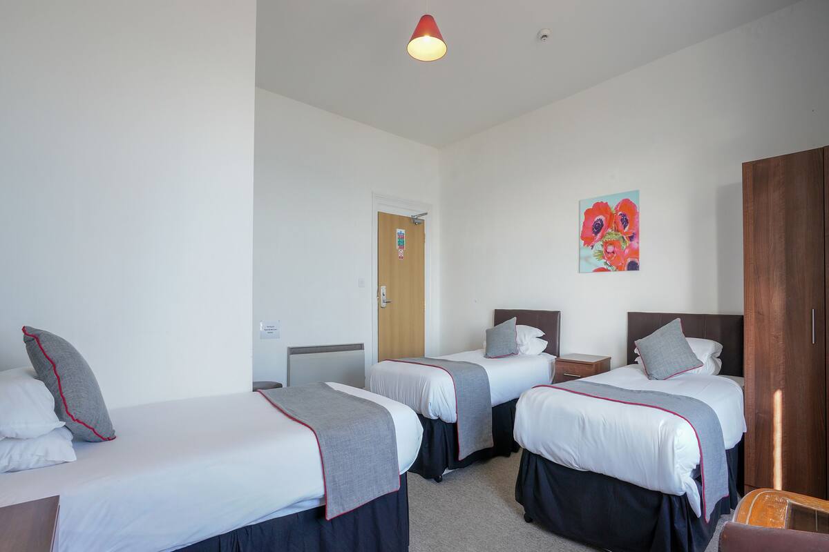 Superior Triple Room, 3 Twin Beds | Bed sheets