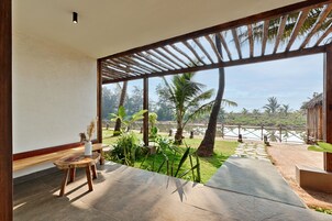 Minibar, caja de seguridad en la habitación, wifi gratis y ropa de cama