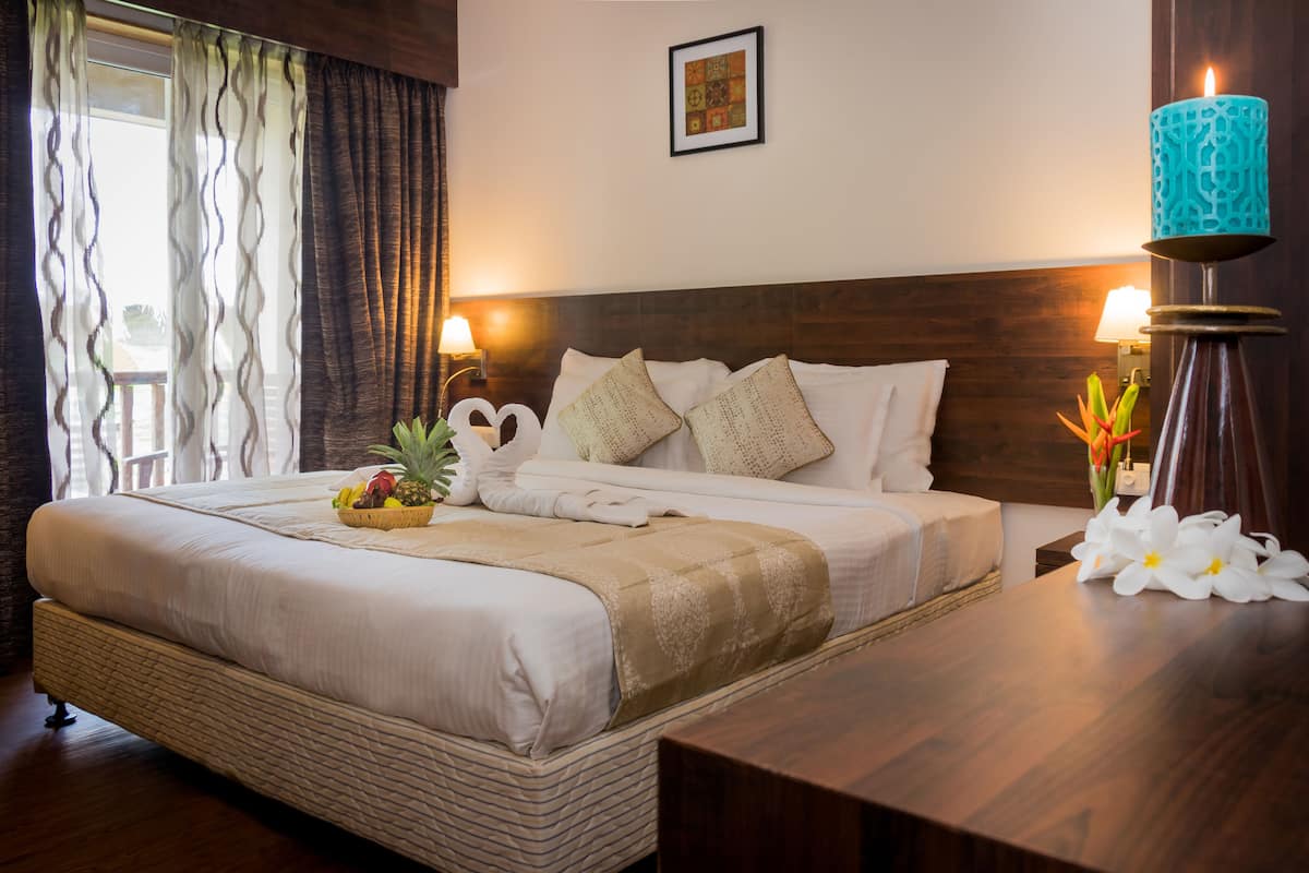 Deluxe Garden View Room with Balcony | 1 slaapkamer, een minibar, een kluis op de kamer, gratis wifi