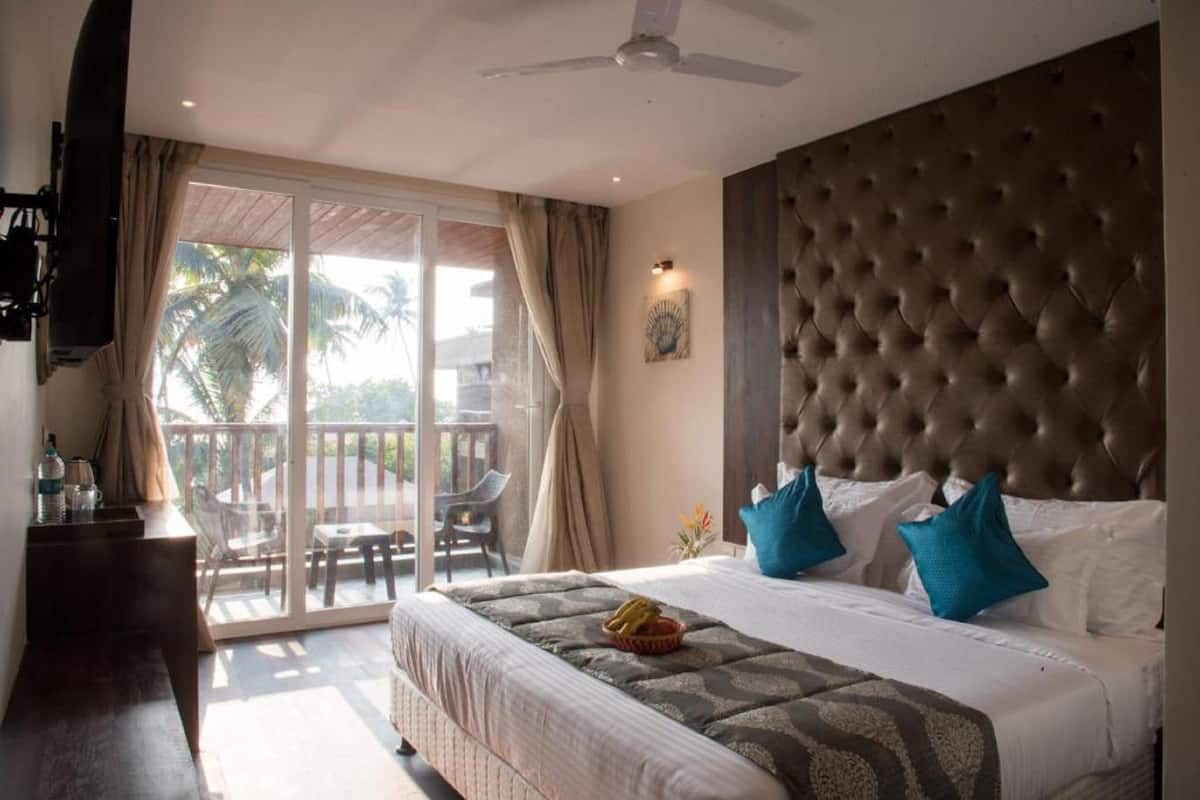 Super Deluxe Pool View Room with Balcony | 1 slaapkamer, een minibar, een kluis op de kamer, gratis wifi