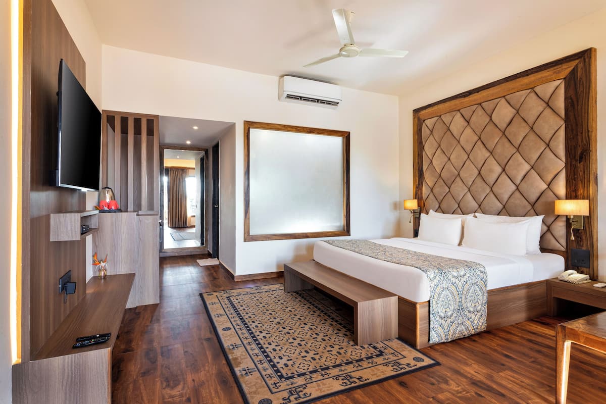 Premium River View Room with Balcony | Frigobar, cofres nos quartos, Wi-Fi de cortesia, roupa de cama