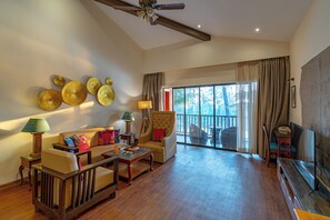 Executive Suite with Balcony | Oppholdsrom | En 29-tommers Flatskjerm-TV med Parabol-TV samt TV