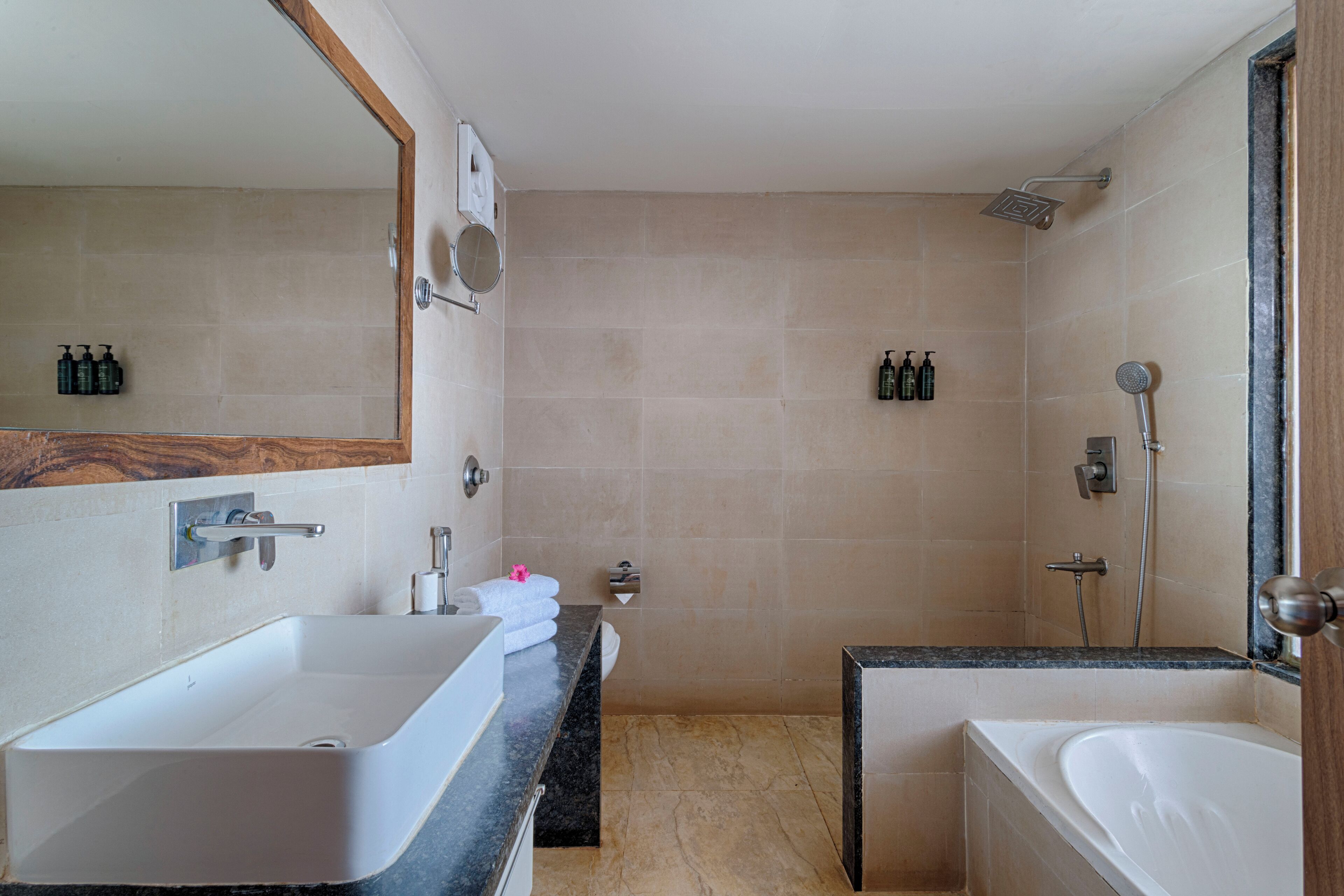 Ein modernes Badezimmer mit einem großen Waschbecken, einer Badewanne und einer Duschkabine.