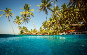 3 piscines extérieures