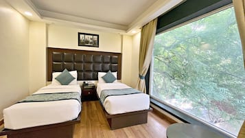 Phòng đôi hoặc 2 giường đơn Deluxe, quang cảnh thành phố | Két bảo mật tại phòng, bàn, bàn ủi/dụng cụ ủi quần áo