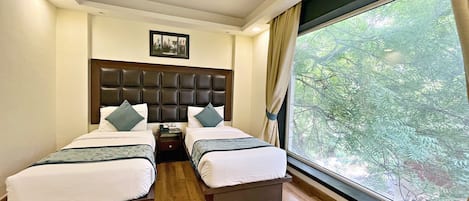 Deluxe Double or Twin Room, City View | Minibar, in-room safe, desk, soundproofing