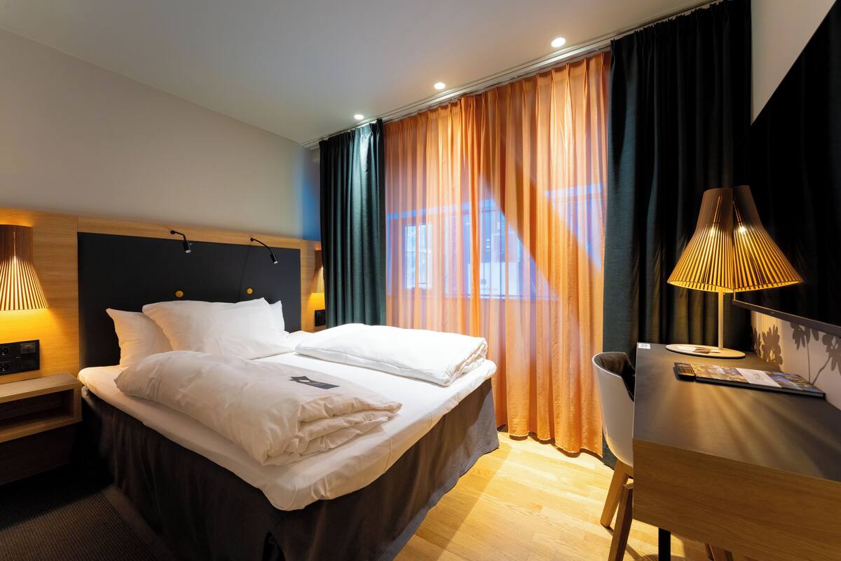 standard room, 1 double bed | 1 bedroom, premium bedding, minibar, in-room safe