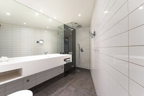 Een douche, een haardroger, handdoeken