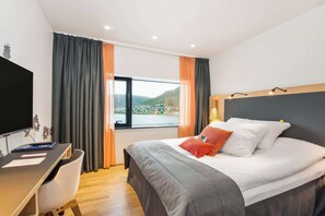 Bộ đồ giường cao cấp, minibar, két bảo mật tại phòng, bàn 