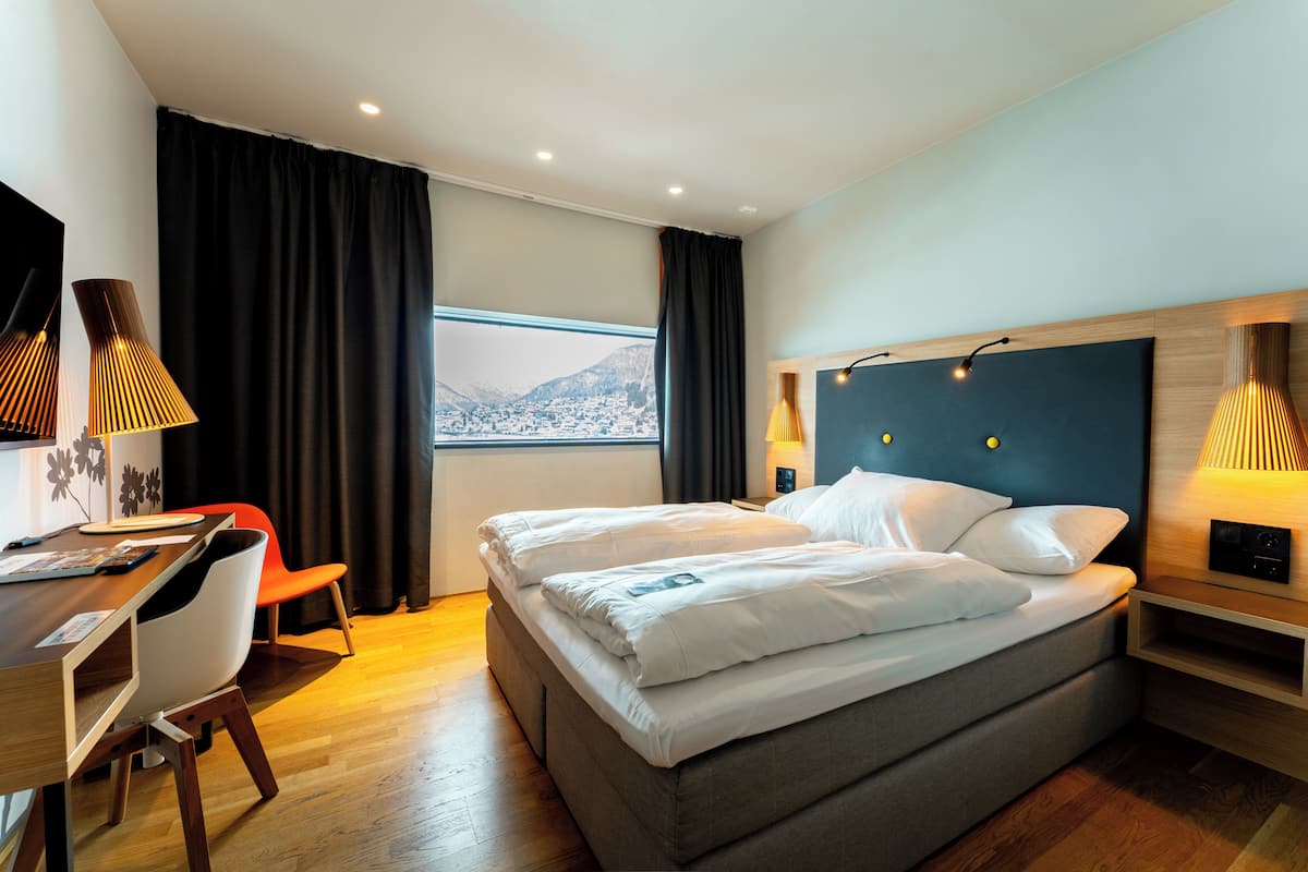 1 bedroom, premium bedding, minibar, in-room safe