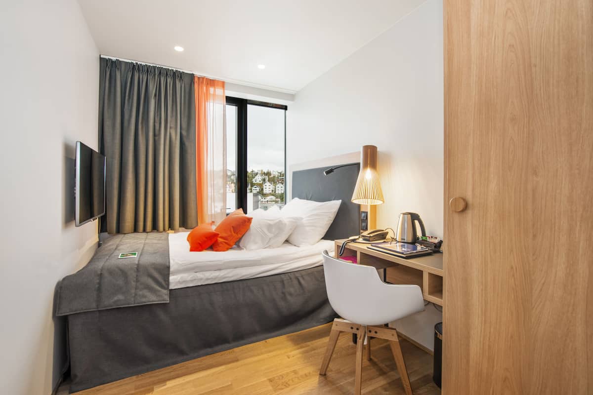 1 bedroom, premium bedding, minibar, in-room safe