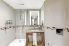Room, 1 Queen Bed, Non Smoking | Bathroom shower - Hampton by Hilton Istanbul Kayasehir (Istanbul)