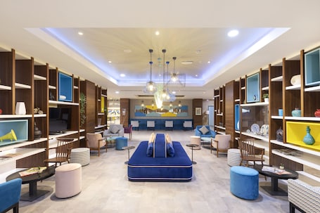 Zona de estar del vestíbulo. Hampton by Hilton Istanbul Kayasehir