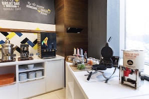 Free daily buffet breakfast - Hampton by Hilton Istanbul Kayasehir (Istanbul)