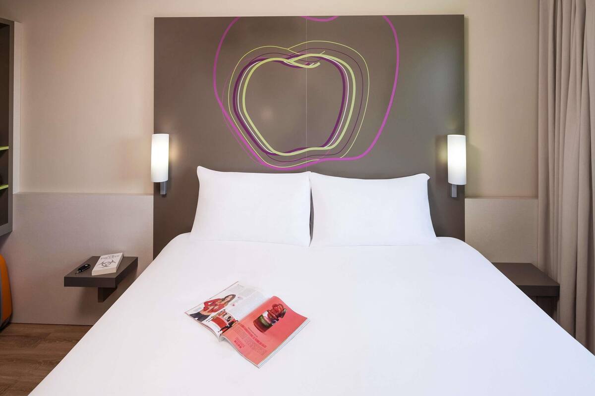In-room safe, desk, soundproofing, iron/ironing board