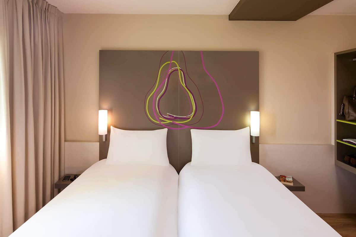 Zimmersafe, Schreibtisch, schallisolierte Zimmer, Bügeleisen/Bügelbrett