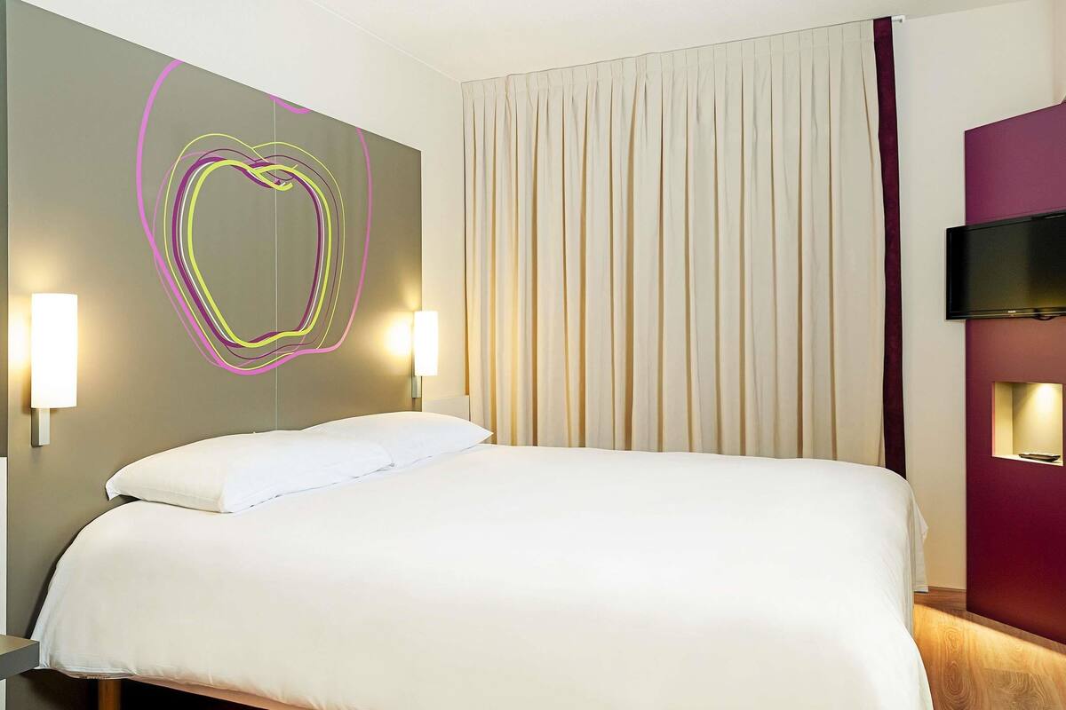 standard room, 1 double bed | in-room safe, desk, soundproofing, iron/ironing board