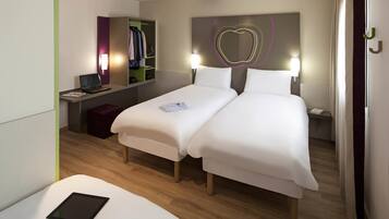 Habitación estándar, varias camas | Caja de seguridad en la habitación, escritorio y insonorización