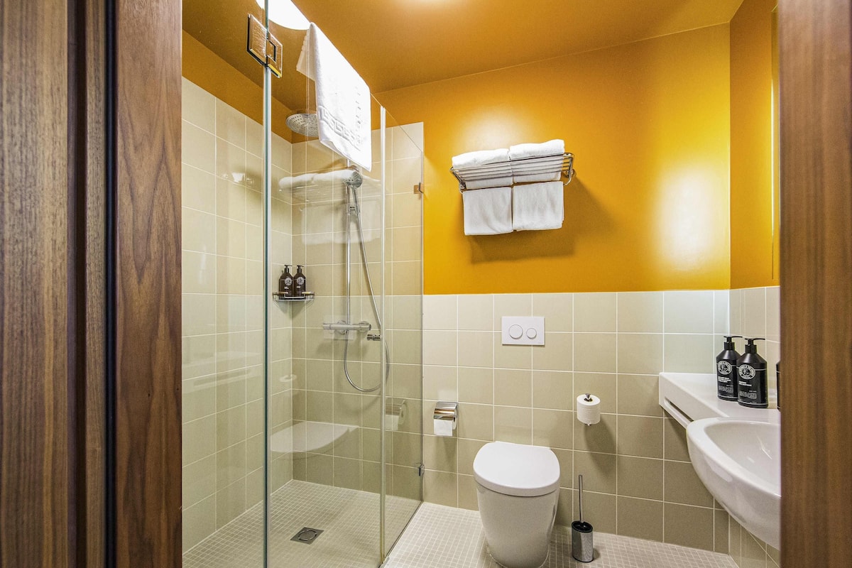 Frigobar, cofres nos quartos, escrivaninha, cortinas blackout
