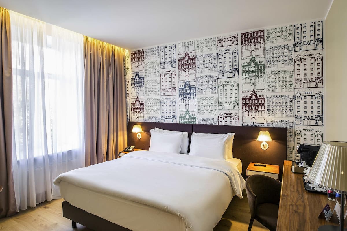 Suíte júnior, 1 cama King e sofá-cama, para não fumantes | Frigobar, cofres nos quartos, escrivaninha, cortinas blackout