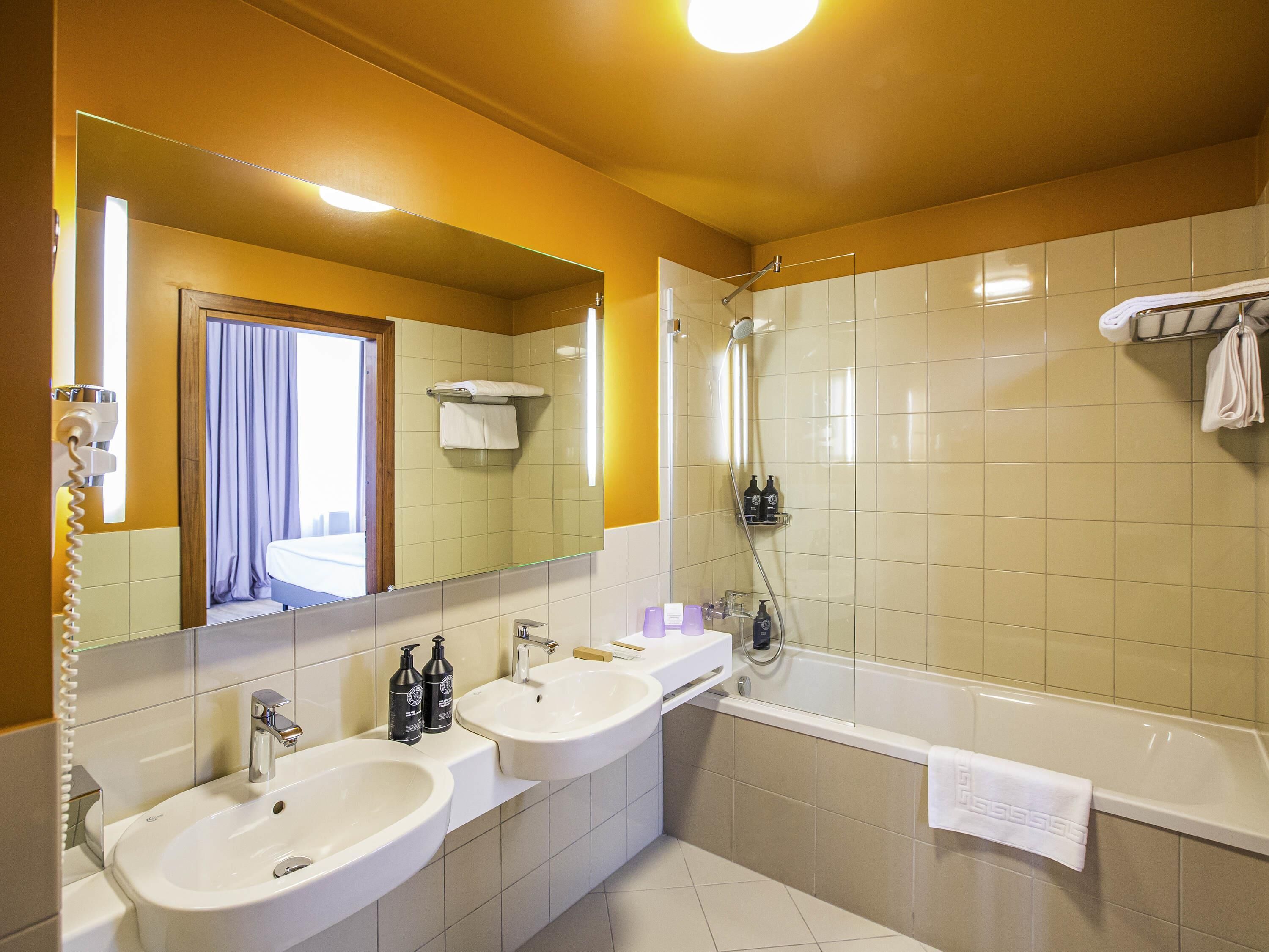 deluxe room, 1 double bed | minibar, in-room safe, desk, blackout curtains