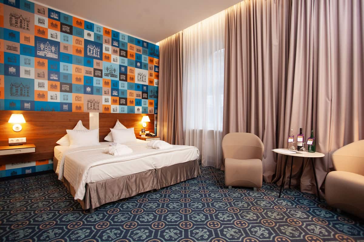 privilege, room, 1 king bed, non smoking | minibar, in-room safe, desk, blackout curtains