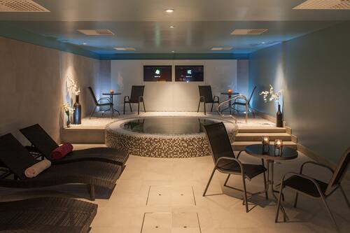 Indoor spa tub