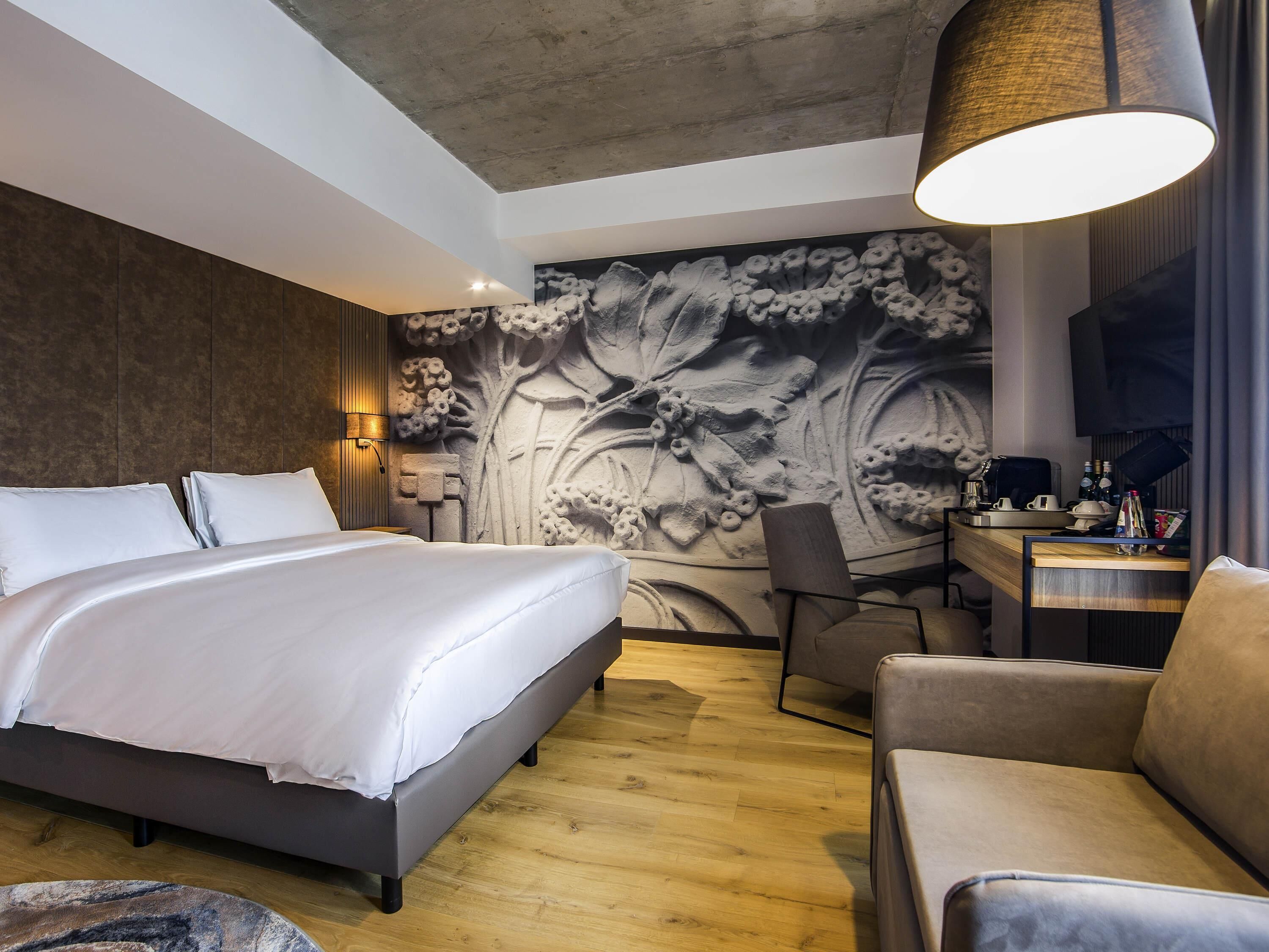 Privilege, Room, 1 King Bed, Non Smoking | Minibar, in-room safe, desk, blackout drapes