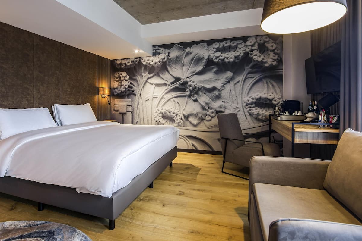 Privilege, Chambre, 1 très grand lit, non-fumeur | Minibar, coffre-fort, bureau, rideaux d’obscurcissement