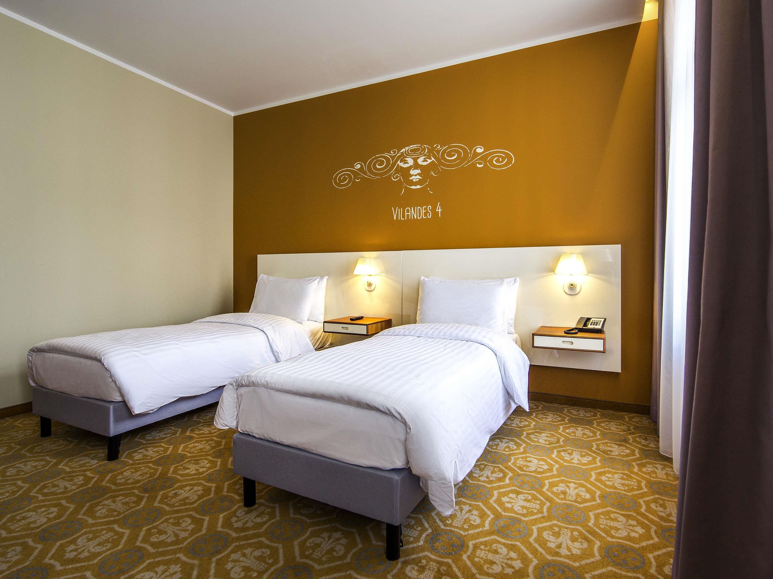 Classic Room, 2 Twin Beds, Non Smoking | Minibar, in-room safe, desk, blackout drapes