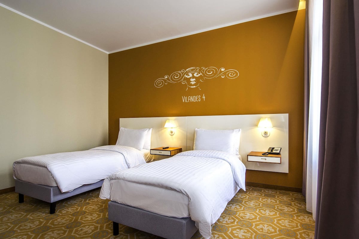 Classic Room, 2 Twin Beds, Non Smoking | Minibar, in-room safe, desk, blackout drapes