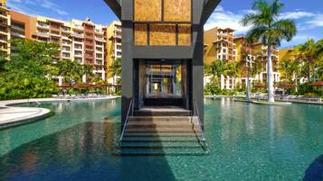 5 outdoor pools, pool umbrellas, sun loungers