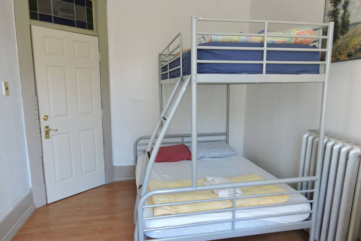 Dreibettzimmer, Gemeinschaftsbad